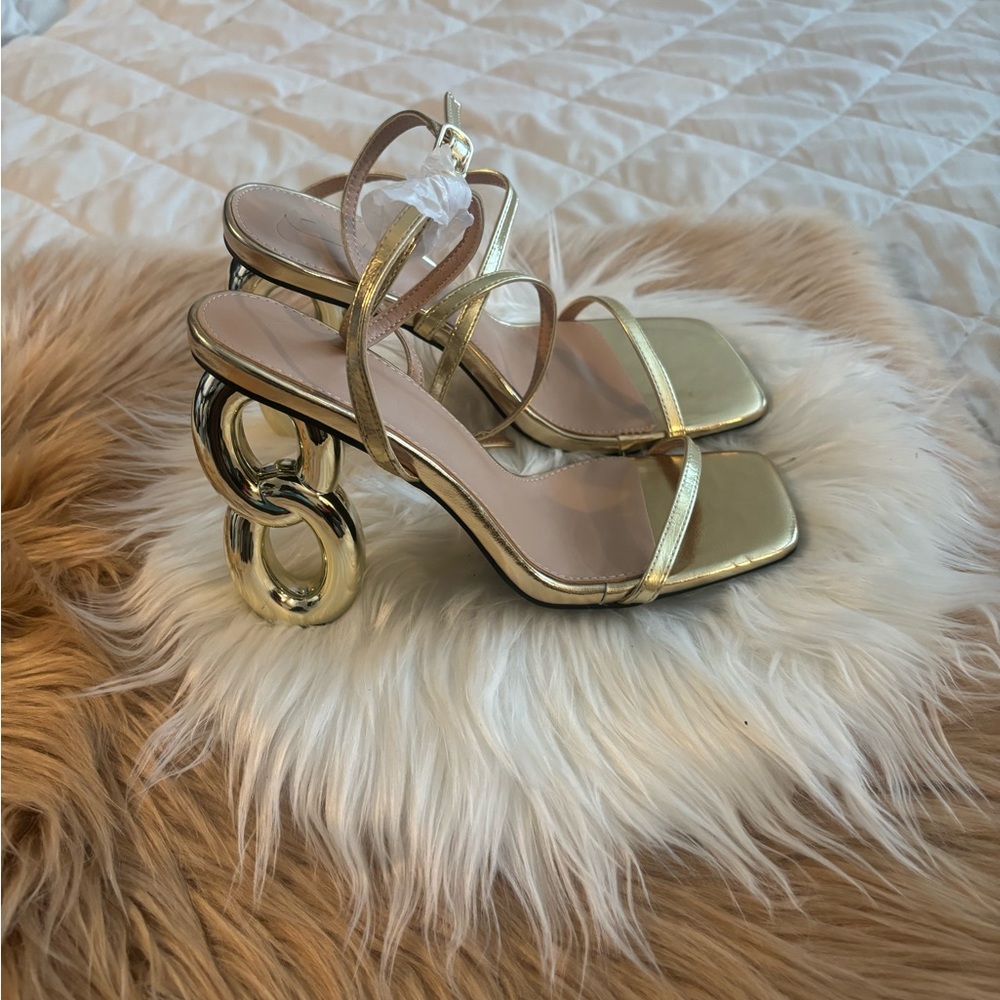 GOLD SEXY SCULPTURAL HEEL. - Picture 5 of 8